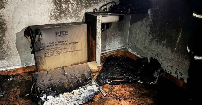 Detonan bomba molotov a instalaciones municipales del IEE en Chignahuapan
