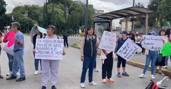 Bloquean trabajadores de la Salud el bulevar 5 de Mayo
