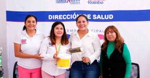 Entrega Lupita Cuautle kits médicos y de mantenimiento