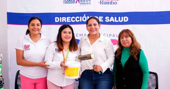 Entrega Lupita Cuautle kits m&eacute;dicos y de mantenimiento