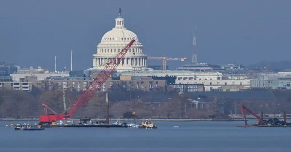 Recuperan parte de fuselaje del avión que chocó con helicóptero en Washington