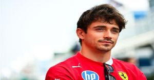 Le dan bandera roja a Charles Leclerc durante pr&aacute;cticas del GP de Canad&aacute;