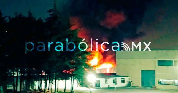 Arde una recicladora en Amozoc