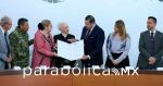 Entrega Armenta un reconocimiento a la familia Serd&aacute;n