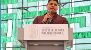 Entrega Omar Mu&ntilde;oz tinacos para disminuir carencias de las familias