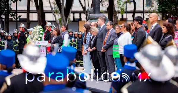 Homenajen autoridades de CDMX a v&iacute;ctimas y personal de rescate de los sismos de 1985 y 2017