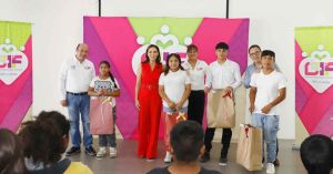 Otorga MariElise Budib chamarras y tenis a menores en Centro de Día
