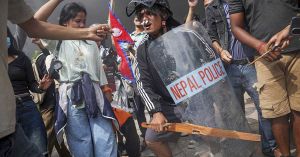 Arde Nepal entre protestas tras renuncias del primer ministro