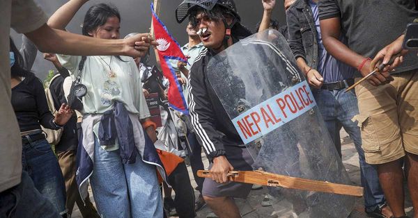 Arde Nepal entre protestas tras renuncias del primer ministro