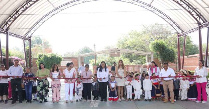 Entrega Ariadna Ayala techado en jardín de niños de Atlixco