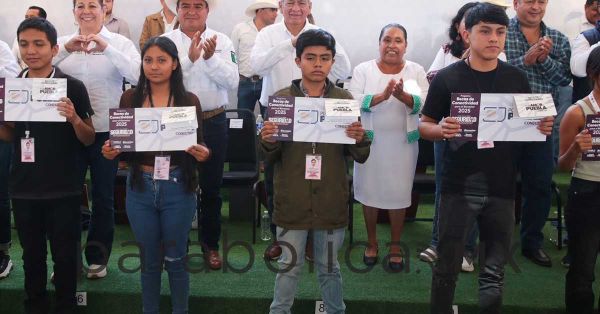 Entrega gobierno de Puebla 2 mil 749 becas para jóvenes en Xicotepec