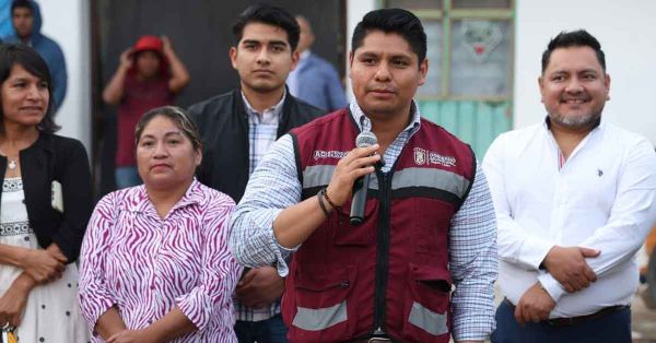 Entrega Omar Muñoz apoyos a familias afectadas por desbordamiento de río