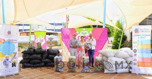 Entrega MariElise Budib tonelada y media de tapitas de plástico a fundación