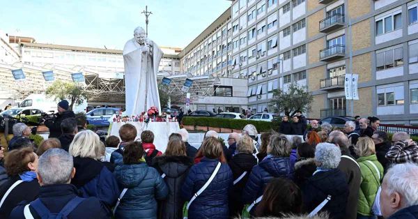 Pasa papa Francisco una “noche tranquila”; esperan resultados de tomografía