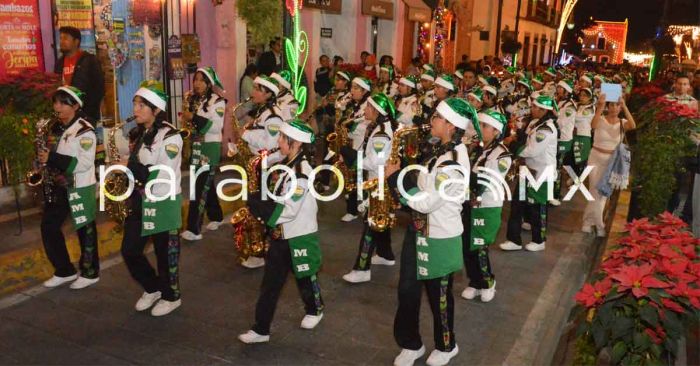 Viven la colorida Pijamada Real en la Villa Iluminada de Atlixco