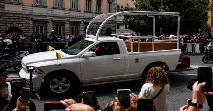 Trasladan restos mortales del Papa Francisco en un vehículo que fue un regalo de México