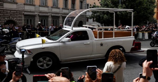 Trasladan restos mortales del Papa Francisco en un vehículo que fue un regalo de México