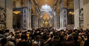 Suben costos de vuelos y hoteles en Roma hasta 60% por funeral del papa