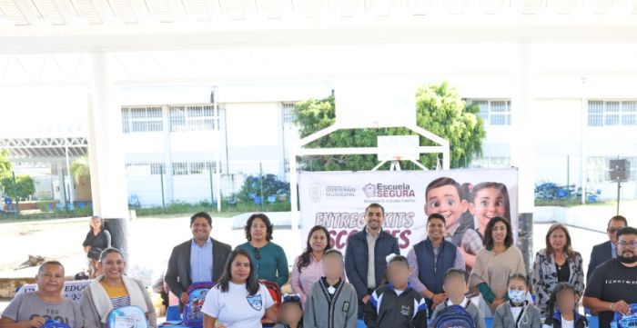 Avanzan Omar Mu&ntilde;oz y Tere Alfaro la entrega de kits escolares