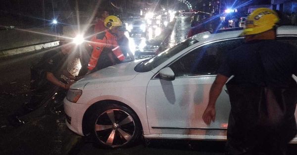Rescatan a ocupantes de vehículo varados en la Colonia Tres Cerritos