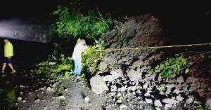 Reportan deslizamiento de tierra en carretera de Zihuateutla