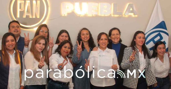 Se vuelve a registrar Lupita Leal por la dirigencia del PAN municipal en Puebla