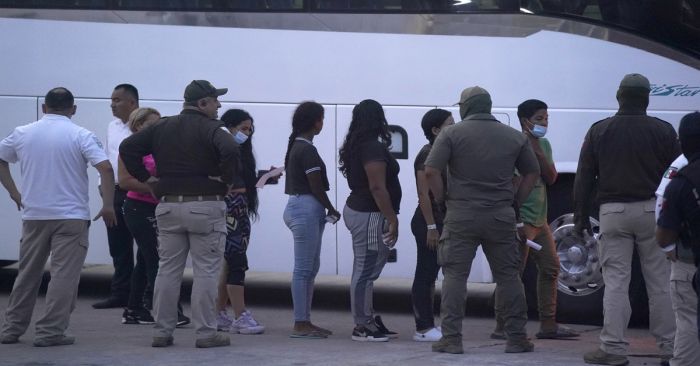 Ofrecen diversas empresas trabajo a mexicanos deportados