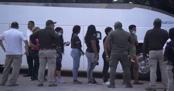 Ofrecen diversas empresas trabajo a mexicanos deportados