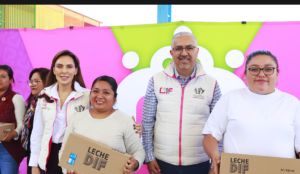 Entrega DIF Puebla Capital desayunos escolares fr&iacute;os en jard&iacute;n de ni&ntilde;os