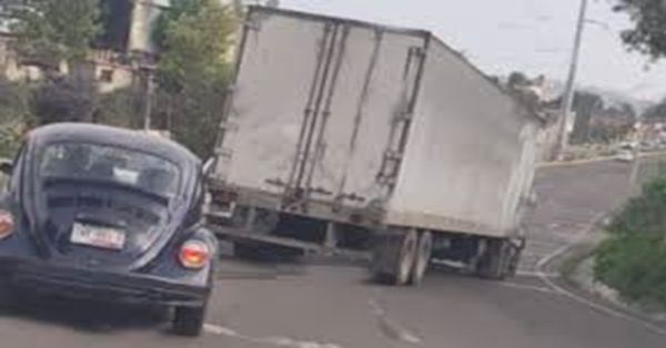 Frustran asalto a tractocami&oacute;n en San Pablo Xochimehuacan