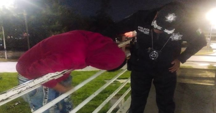 Evita Policía Auxiliar que un hombre se aventara del puente del bulevar del Niño Poblano
