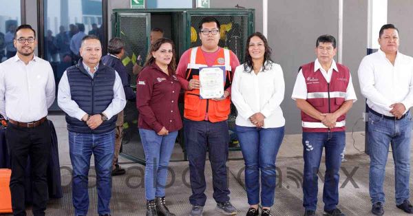 Entrega Lupita Cuautle equipamiento a bomberos y param&eacute;dicos de San Andr&eacute;s Cholula