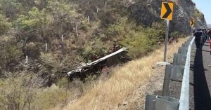 Sube a 18 muertos por volcadura de autobús en Oaxaca