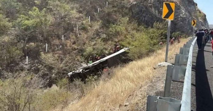 Sube a 18 muertos por volcadura de autobús en Oaxaca