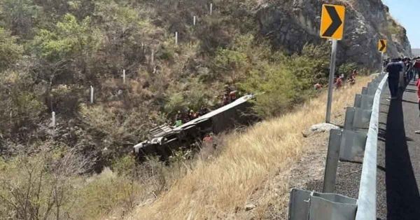 Sube a 18 muertos por volcadura de autobús en Oaxaca