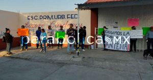 Piden padres de familia reubicaci&oacute;n de antena de CFE en una primaria de la Mixteca