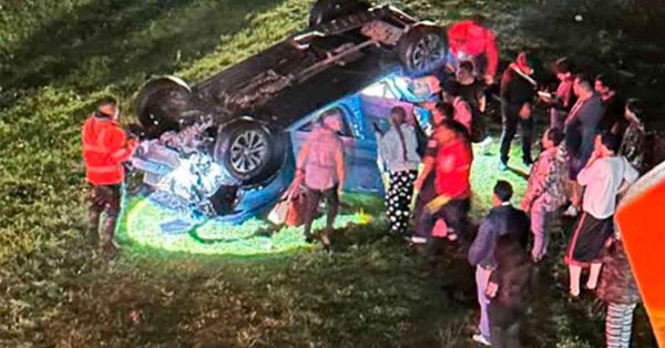 Cae veh&iacute;culo desde el Perif&eacute;rico Ecol&oacute;gico a Forjadores