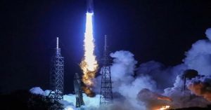 Lanza Bezos cohete para competir contra Elon Musk por la carrera espacial