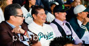 Acude Armenta al inicio de temporada de los Pericos de Puebla