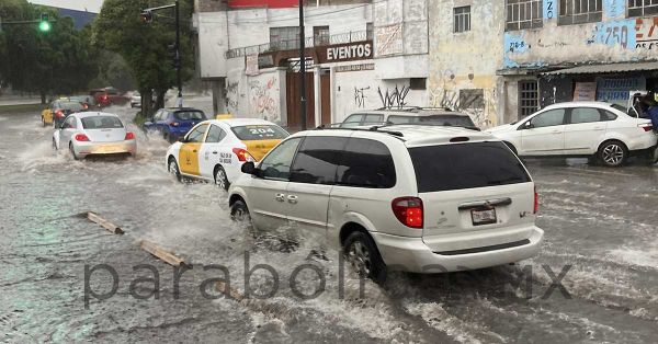 Reportan inundaciones en calles de Puebla, Atlixco y Coronango
