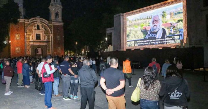 Disfrutan poblanos de la proyección &quot;La Última Cena: El Cuadro Viviente&quot;