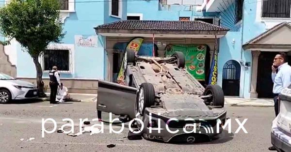 Reportan una aparatosa volcadura en el Barrio de Santiago