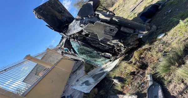 Vuelca camioneta frente al panteón de Nenetzintla