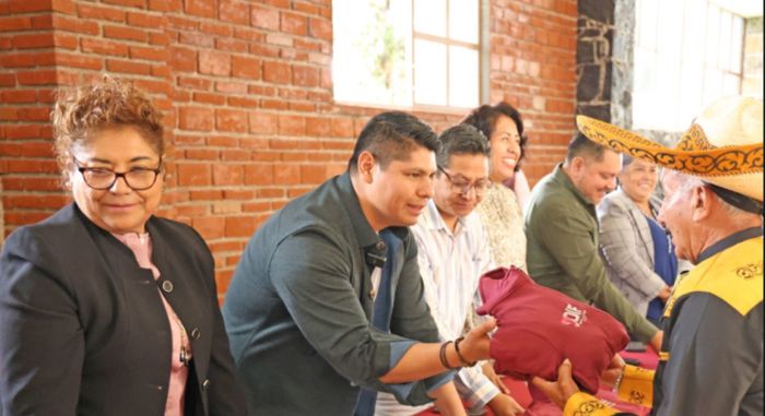 Festejan Omar Muñoz y Tere Alfaro a los abuelitos de Cuautlancingo