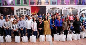 Entrega Lupita Cuautle apoyos alimentarios a 100 familias