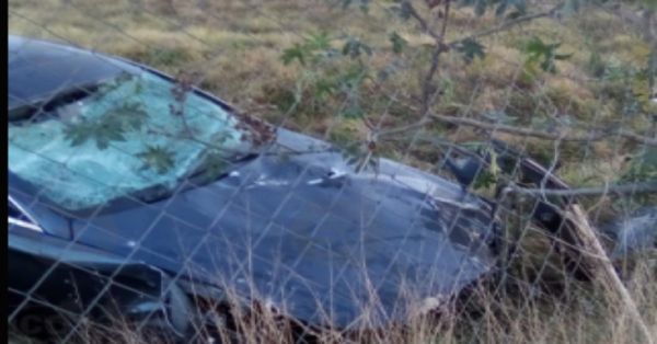 Abandonan auto siniestrado cerca de la caseta de Atlixco