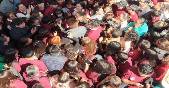 Entrega Sheinbaum tarjetas de la beca "Benito Ju&aacute;rez" en Quer&eacute;taro