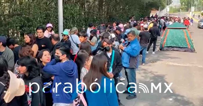 Reparten tamales a fanáticos de Maroon 5 formados desde ayer en la Feria