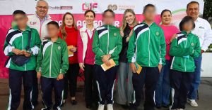 Beneficia MariElise Budib a 200 menores con anteojos graduados