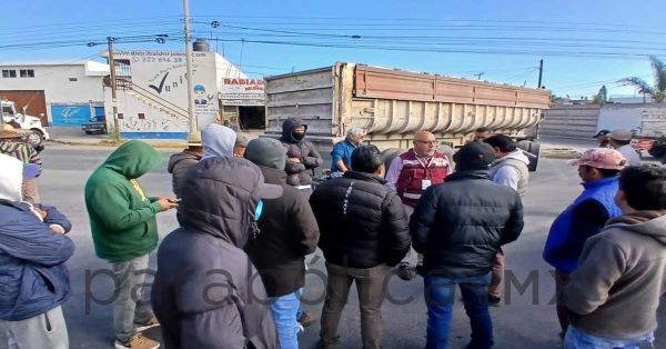 Liberan parcialmente la Puebla-M&eacute;xico; transportistas buscan aumento al costo del viaje de camiones